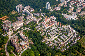 Vue aérienne de Immeubles de grande hauteur et logements individuels et collectifs sur les pentes sud de l'Odenwald-Nord à le quartier Emmertsgrund in Heidelberg dans le département Bade-Wurtemberg, Allemagne