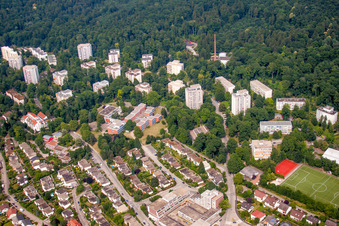 Vue aérienne de Immeubles de grande hauteur et logements individuels et collectifs sur les pentes du sud de l'Odenwald dans le district d'Emmertsgrund à le quartier Boxberg in Heidelberg dans le département Bade-Wurtemberg, Allemagne