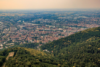 Vue aérienne de Vue de la ville depuis le sud-est avec le cimetière militaire à le quartier Weststadt in Heidelberg dans le département Bade-Wurtemberg, Allemagne