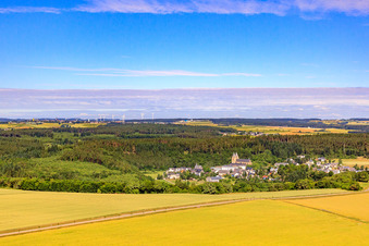 Vue aérienne de Vue du village depuis l'est à Ravengiersburg dans le département Rhénanie-Palatinat, Allemagne