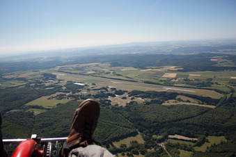 Vue aérienne de Ancien aérodrome de l'OTAN Pferdsfeld à le quartier Dörndich in Bad Sobernheim dans le département Rhénanie-Palatinat, Allemagne
