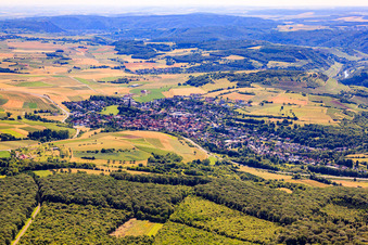 Vue aérienne de Vue de la ville depuis l'ouest à Waldböckelheim dans le département Rhénanie-Palatinat, Allemagne