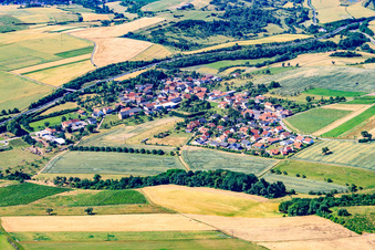 Vue aérienne de Vue des rues et des maisons dans les quartiers résidentiels à Waldböckelheim dans le département Rhénanie-Palatinat, Allemagne