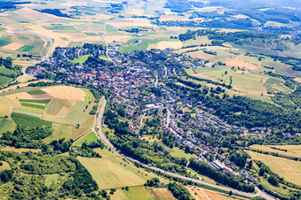 Vue aérienne de Vue des rues et des maisons dans les quartiers résidentiels à Waldböckelheim dans le département Rhénanie-Palatinat, Allemagne
