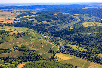 Vue aérienne de Heimberg au-dessus de la Nahe à Schloßböckelheim dans le département Rhénanie-Palatinat, Allemagne