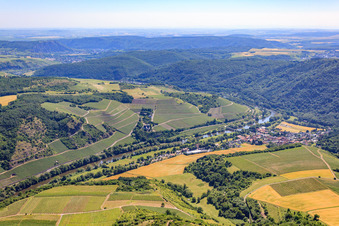 Vue aérienne de Village viticole sur la Nahe en contrebas du vignoble Hermannsberg à Oberhausen an der Nahe dans le département Rhénanie-Palatinat, Allemagne