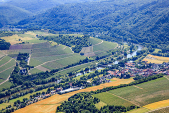 Vue aérienne de Village viticole sur la Nahe en contrebas du vignoble Hermannsberg à Oberhausen an der Nahe dans le département Rhénanie-Palatinat, Allemagne