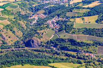 Vue aérienne de Nahegau avec le vignoble Schloßböckelheimer Felsenberg à le quartier Böckelheim in Schloßböckelheim dans le département Rhénanie-Palatinat, Allemagne