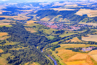 Vue aérienne de Vue de la ville sur la Nahe depuis l'est à Staudernheim dans le département Rhénanie-Palatinat, Allemagne