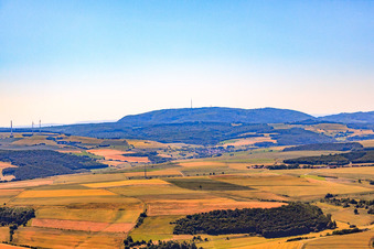 Vue aérienne de Donnersberg vu du nord-ouest à Dannenfels dans le département Rhénanie-Palatinat, Allemagne