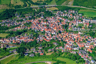Vue aérienne de Vue des rues et des maisons dans les quartiers résidentiels à Alsenz dans le département Rhénanie-Palatinat, Allemagne