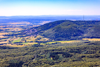 Vue aérienne de Vue de la ville sur le Donnersberg à Dannenfels dans le département Rhénanie-Palatinat, Allemagne