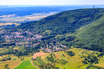 Vue aérienne de Village au pied du Donnersberg à Dannenfels dans le département Rhénanie-Palatinat, Allemagne