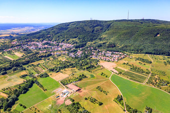 Vue aérienne de Village au pied du Donnersberg à Dannenfels dans le département Rhénanie-Palatinat, Allemagne