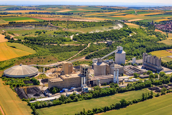 Vue aérienne de Centrale à béton et à matériaux de construction de Dyckerhoff GmbH, usine Göllheim dans le quartier Industriepark Nord à Göllheim dans le département Rhénanie-Palatinat, Allemagne