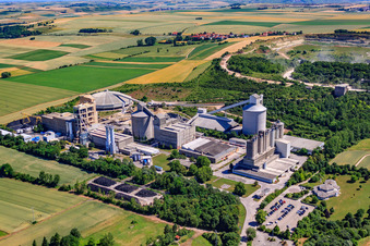 Vue aérienne de Centrale à béton et à matériaux de construction de Dyckerhoff GmbH, usine Göllheim dans le quartier Industriepark Nord à Göllheim dans le département Rhénanie-Palatinat, Allemagne