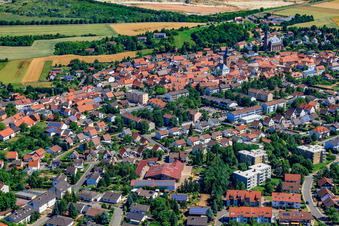 Vue aérienne de Vue des rues et des maisons dans les quartiers résidentiels à Göllheim dans le département Rhénanie-Palatinat, Allemagne