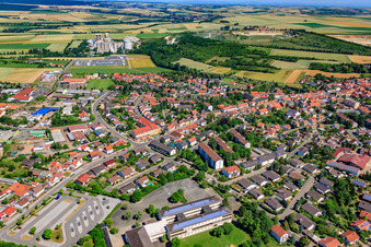 Vue aérienne de Vue des rues et des maisons dans les quartiers résidentiels à Göllheim dans le département Rhénanie-Palatinat, Allemagne