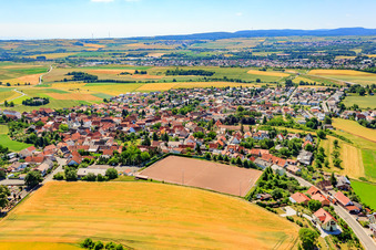 Vue aérienne de Vue du village depuis le nord à Kerzenheim dans le département Rhénanie-Palatinat, Allemagne