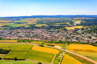 Vue de la ville depuis le nord à Eisenberg dans le département Rhénanie-Palatinat, Allemagne vue d'en haut