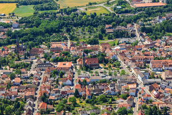 Vue aérienne de Saint-Matthieu sur la place du marché et église protestante Eisenberg à Eisenberg dans le département Rhénanie-Palatinat, Allemagne
