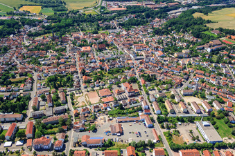 Vue aérienne de Centre-ville vu du nord à Eisenberg dans le département Rhénanie-Palatinat, Allemagne