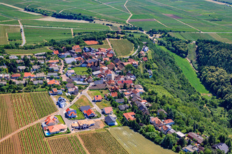 Vue aérienne de Vue sur le village à Battenberg dans le département Rhénanie-Palatinat, Allemagne