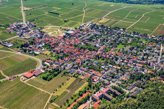 Vue aérienne de Vue sur le village à Bobenheim am Berg dans le département Rhénanie-Palatinat, Allemagne