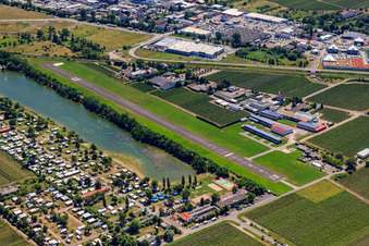 Vue aérienne de Piste avec zone de circulation de l'aéroport Bad Dürkheim près du camping Knaus à le quartier Ungstein in Bad Dürkheim dans le département Rhénanie-Palatinat, Allemagne