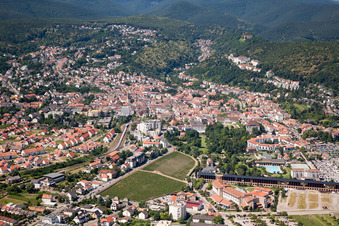 Vue aérienne de Jardins thermaux et salines de Bad Dürkheim à Bad Dürkheim dans le département Rhénanie-Palatinat, Allemagne