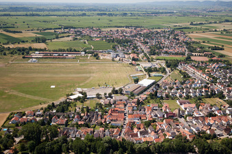 Vue aérienne de Lachen-Speyerdorf, aérodrome à le quartier Speyerdorf in Neustadt an der Weinstraße dans le département Rhénanie-Palatinat, Allemagne