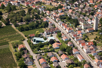 Vue aérienne de Église de la Sainte-Croix à le quartier Lachen in Neustadt an der Weinstraße dans le département Rhénanie-Palatinat, Allemagne