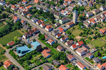 Vue aérienne de Clocher de l'église et toit de la tour à Heilig Kreuz-Speyerdorf à le quartier Lachen in Neustadt an der Weinstraße dans le département Rhénanie-Palatinat, Allemagne