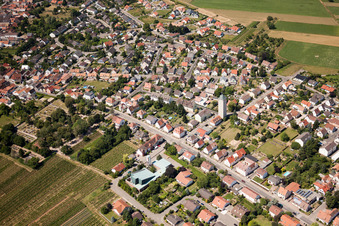 Vue aérienne de Église catholique de la Sainte-Croix à le quartier Lachen in Neustadt an der Weinstraße dans le département Rhénanie-Palatinat, Allemagne