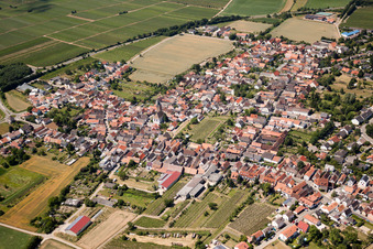 Vue aérienne de Centre-ville avec église protestante Lachen à le quartier Lachen in Neustadt an der Weinstraße dans le département Rhénanie-Palatinat, Allemagne