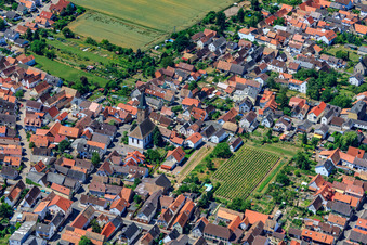 Vue aérienne de Église au centre du village de Speyerdorf à le quartier Lachen in Neustadt an der Weinstraße dans le département Rhénanie-Palatinat, Allemagne