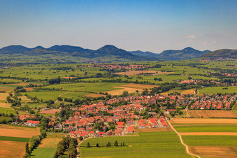 Vue aérienne de Vue du village depuis l'est à Essingen dans le département Rhénanie-Palatinat, Allemagne