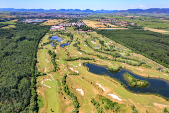 Vue d'oiseau de Zone de terrain de golf Domaine de golf Dreihof à le quartier Dreihof in Essingen dans le département Rhénanie-Palatinat, Allemagne