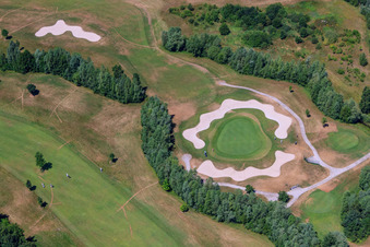 Zone de terrain de golf Domaine de golf Dreihof à le quartier Dreihof in Essingen dans le département Rhénanie-Palatinat, Allemagne du point de vue du drone