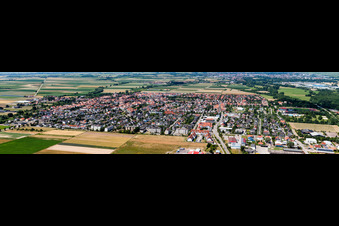 Vue aérienne de Vue panoramique de la ville depuis l'est à Offenbach an der Queich dans le département Rhénanie-Palatinat, Allemagne
