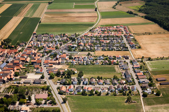 Vue aérienne de Nikolausstraße depuis l'ouest à le quartier Hayna in Herxheim bei Landau dans le département Rhénanie-Palatinat, Allemagne