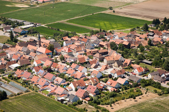 Vue aérienne de Église protestante à Erlenbach bei Kandel dans le département Rhénanie-Palatinat, Allemagne