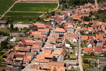 Vue aérienne de Allée du jardin et église protestante Saint-Martin à Erlenbach bei Kandel dans le département Rhénanie-Palatinat, Allemagne