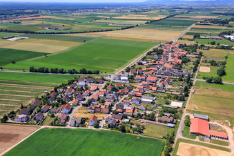 Vue aérienne de Vue du village depuis l'est à le quartier Minderslachen in Kandel dans le département Rhénanie-Palatinat, Allemagne