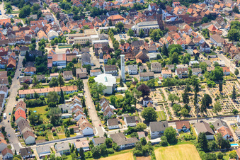 Vue aérienne de Cimetière et Saint-Pie à Kandel dans le département Rhénanie-Palatinat, Allemagne