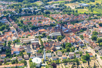Vue aérienne de Place du Marché et Saint-Georges à Kandel dans le département Rhénanie-Palatinat, Allemagne