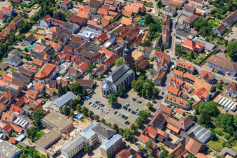 Vue aérienne de Place du Marché et Saint-Georges à Kandel dans le département Rhénanie-Palatinat, Allemagne