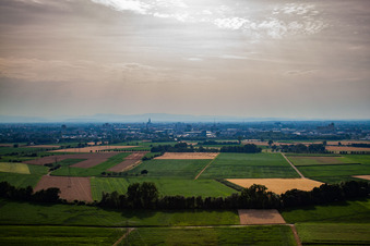Vue aérienne de Les ports du Rhin depuis l'est à Kehl dans le département Bade-Wurtemberg, Allemagne