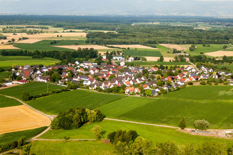 Vue aérienne de Vue des rues et des maisons dans les quartiers résidentiels à le quartier Queienfeld in Grabfeld dans le département Thuringe, Allemagne