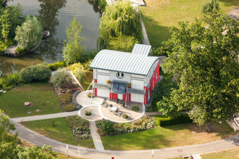 Vue aérienne de Parc des expositions de maisons préfabriquées et salles d'exposition du Monde de l'Habitat à le quartier Linx in Rheinau dans le département Bade-Wurtemberg, Allemagne